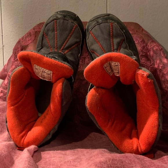 Carter’s Size 13 Youth Booth Snow Boots Black Gray Red - Picture 7 of 9